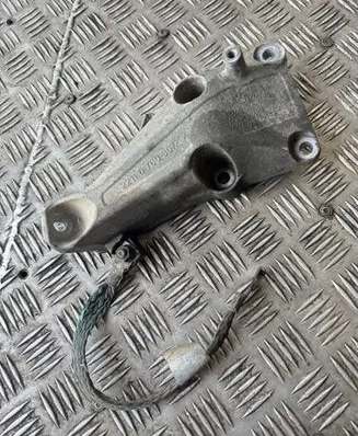 BMW 1 E81 E87 Engine mounting bracket 6760307