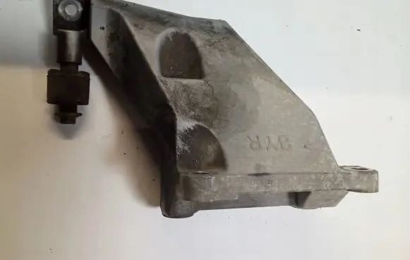 Infiniti EX Engine mounting bracket