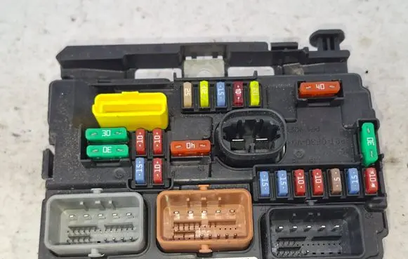 Peugeot 208 I Fuse module 9667199680