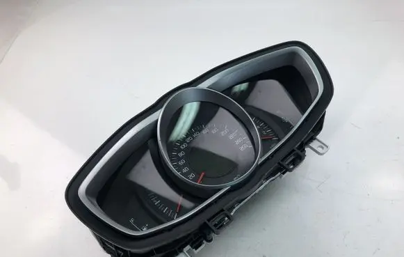 Volvo V40 Speedometer (instrument cluster) 31453101