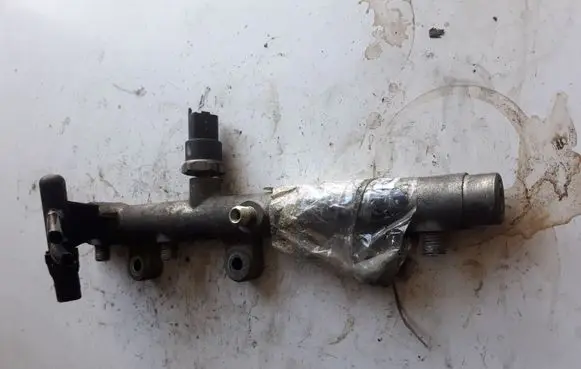 Peugeot 307 Fuel distributor 