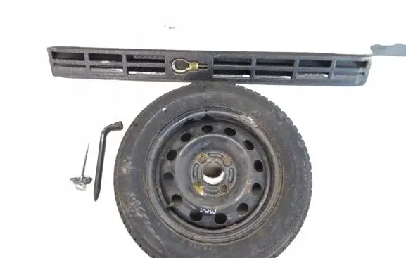 Ford Focus Spare wheel mounting bracket 