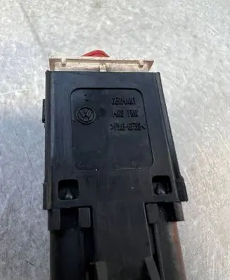 Volkswagen PASSAT B6 Hazard light switch 300953509