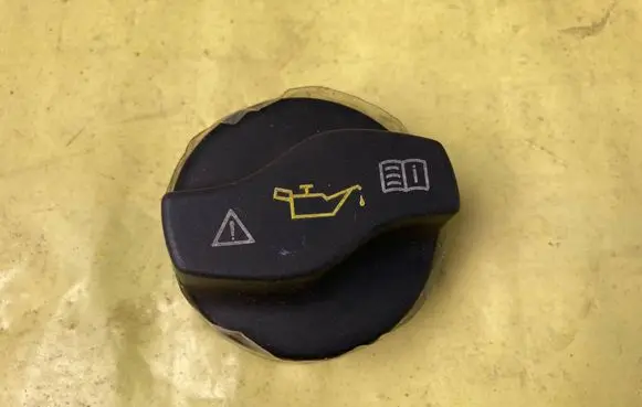 Mercedes-Benz B W245 Oil filler cap A0000100385