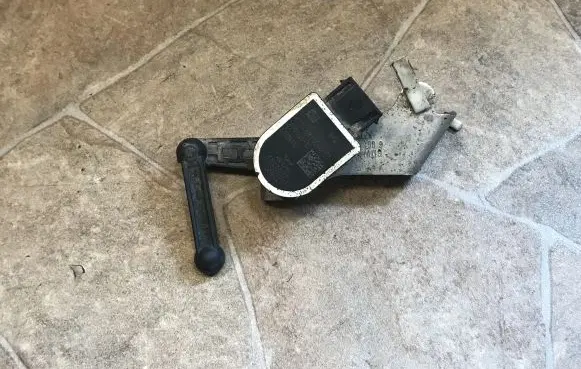 Headlight/headlamp level sensor