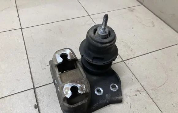 Subaru Outback Engine mount bracket