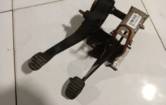 Dacia Logan I Clutch pedal 
