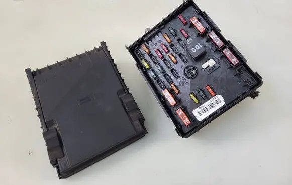 Volkswagen PASSAT B7 Fuse module 3C0937125A