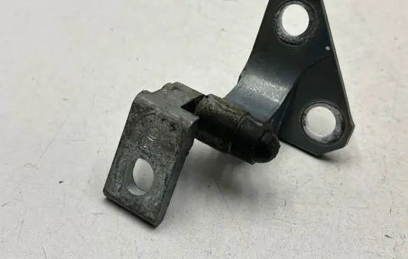 Volkswagen PASSAT B7 Front door upper hinge 3C0831402D