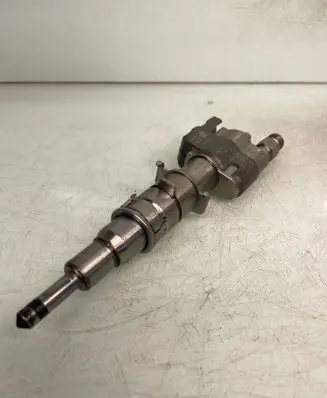 BMW 1 E81 E87 Fuel injector 1353758904809 7589048 10181010