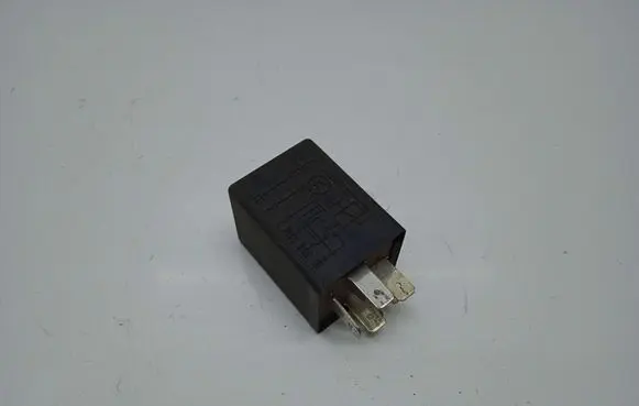 Volkswagen PASSAT B3 Window wiper relay 321955531A