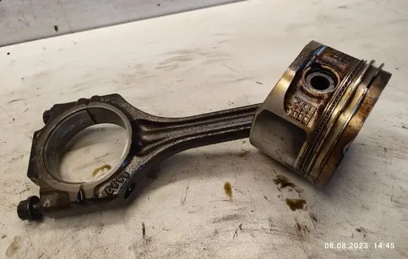 Volkswagen Golf IV Piston with connecting rod
