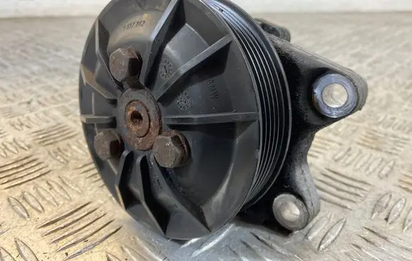 BMW 5 E60 E61 Power steering pump 7537862