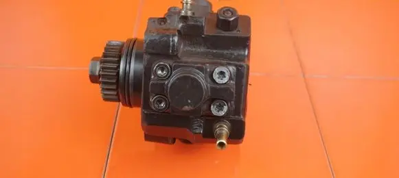Opel Vivaro Fuel injection high pressure pump 0445010406 21MB29