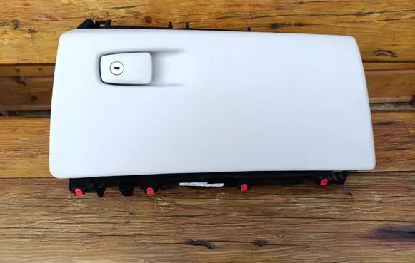 Glove box