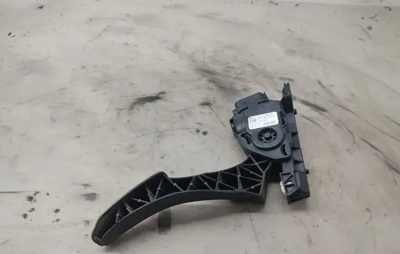 Accelerator throttle pedal