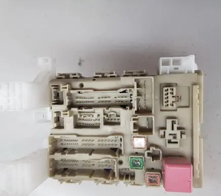 Toyota Avensis T270 Fuse module 8273005J90