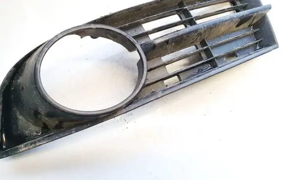 Volkswagen Touran I Front bumper lower grill 1T0853665A