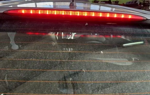 Third/center stoplight