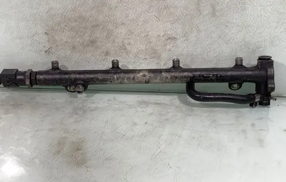 Mercedes-Benz Vito Viano W639 Fuel main line pipe 0445214004 A6110700095