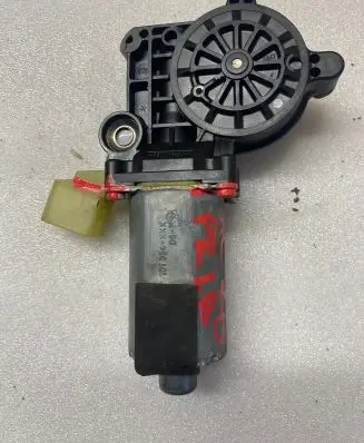 Volvo XC70 Front door window regulator motor 0130821761