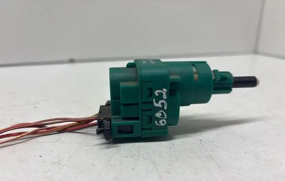 Audi A6 S6 C5 4B Brake pedal sensor switch 24762