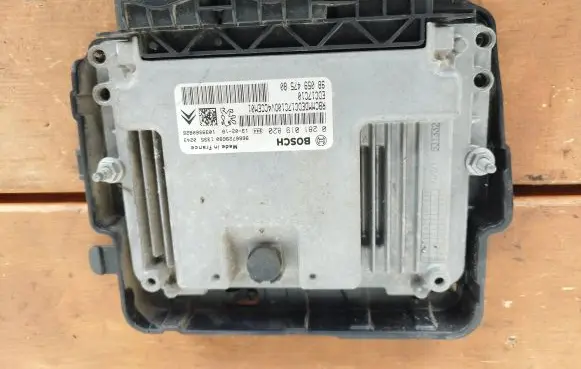 Peugeot 208 Engine control unit/module 9805947580