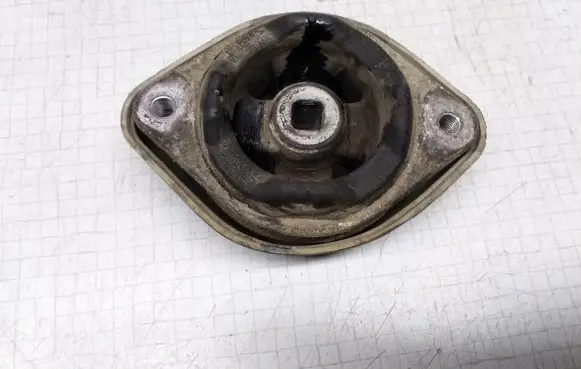 Volkswagen PASSAT B5 Engine mount bracket