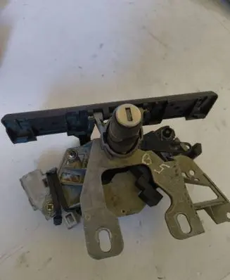 Volkswagen PASSAT B5 Tailgate/trunk/boot lock/catch/latch 3B0827297R