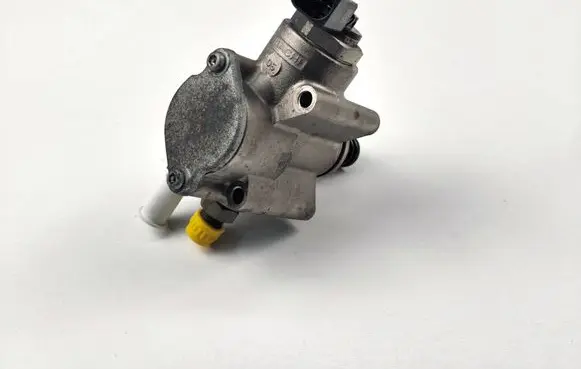 Audi A3 S3 8P Fuel injection high pressure pump 03C127025R