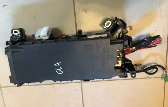 Mercedes-Benz GLA W156 Fuse module A2465400140