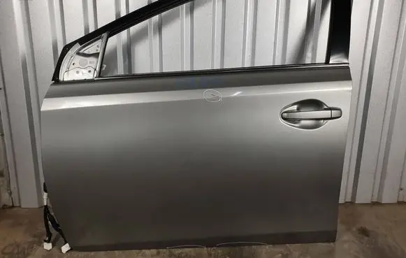 Toyota Auris E180 Front door