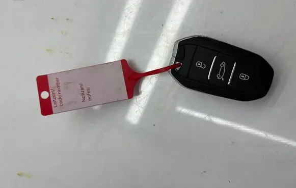 Peugeot 308 Ignition key/card 0682 E1092402