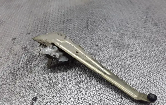 Rear door manual window regulator