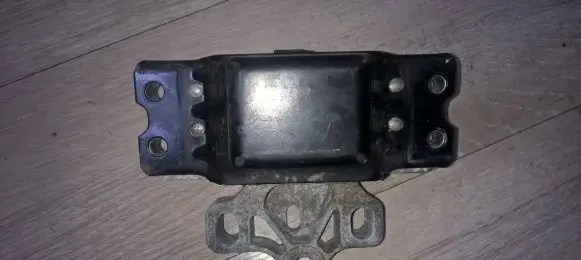 Volkswagen PASSAT B6 Engine mount bracket 3c0199555