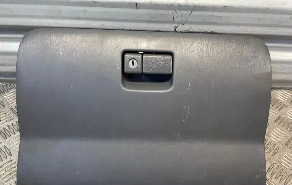 Toyota RAV 4 (XA20) Glove box