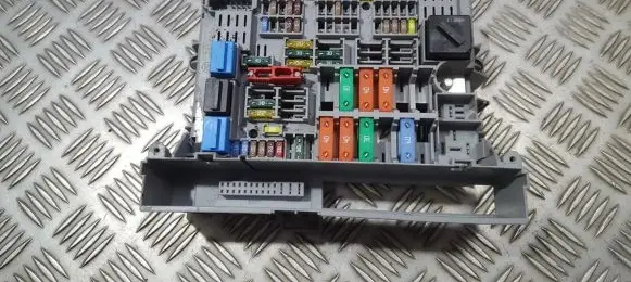 BMW 1 E81 E87 Fuse box set 10688710 690662102