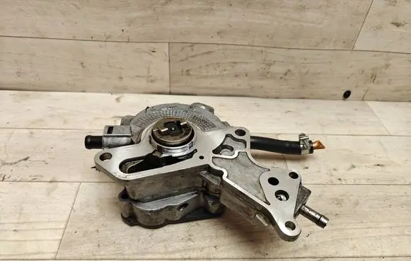 Volkswagen Touran I Vacuum pump 038145209H