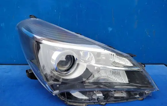 Toyota Yaris Headlight/headlamp 0D160