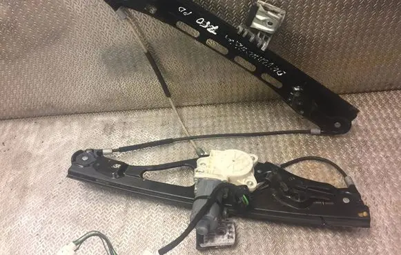 Mercedes-Benz E W211 Front door window regulator with motor A2117200246 2117200246