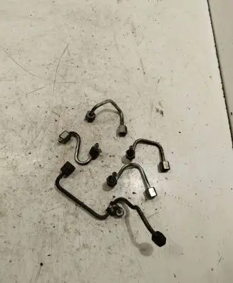 Volkswagen PASSAT B7 Fuel injector supply line/pipe 