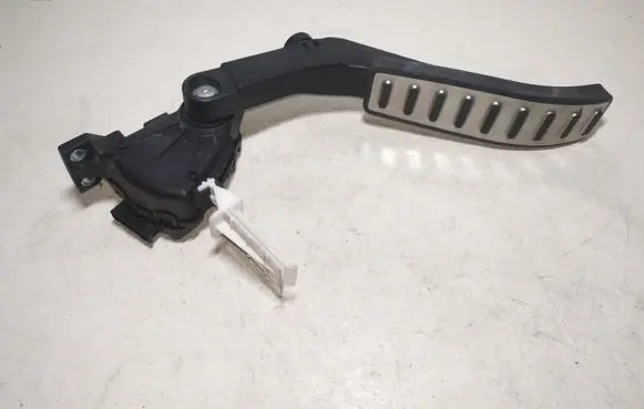 Volkswagen Touareg II Accelerator throttle pedal 7L0723507