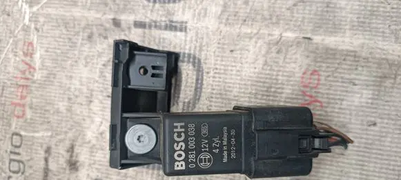 Volkswagen Golf VI Glow plug pre-heat relay 0281003038 20120430