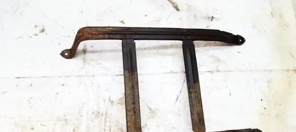 Fuel tank mounting bracket