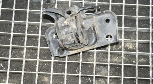 Toyota Avensis T270 Engine mount bracket 123720R030
