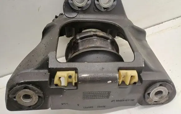 Volvo XC90 Engine mount bracket 26008326F22