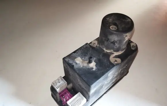 Audi A6 S6 C4 4A Central locking vacuum pump 4A0862257B