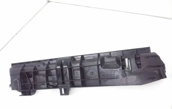 BMW 1 E81 E87 Radiator mount bracket 7524912 17107524912