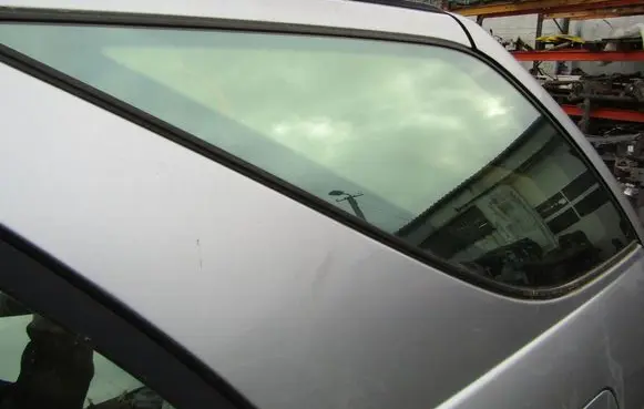Cadillac SRX Rear side window 