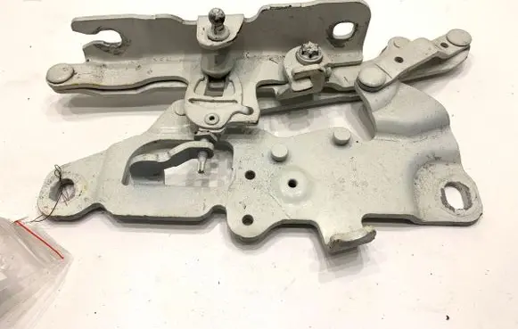 Engine bonnet/hood hinges